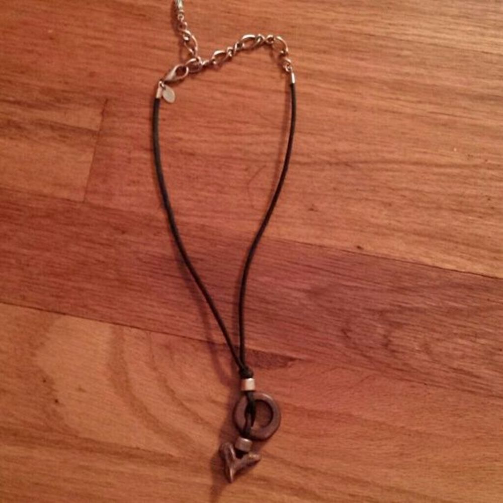 Guess Leather  Choker